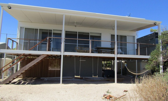 Minlacowie House | Shane's Shack - Absolute beachfront! Panoramic sea views! Free WiFi!