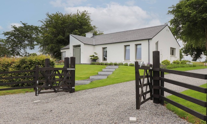 Woodford Cottage | SHANNON VALE, pet friendly, with open fire in Woodford, County Galway