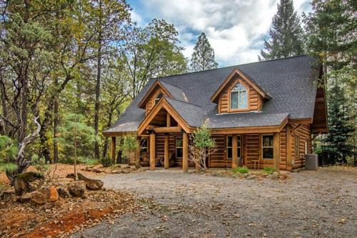 Lakehead House | Shasta Lake Luxury Log Cabin: Hot tub & Pool