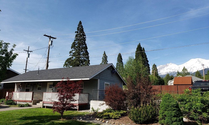 Mount Shasta Cottage | Shasta Serenity A cozy cottage in Downtown Mt Shasta