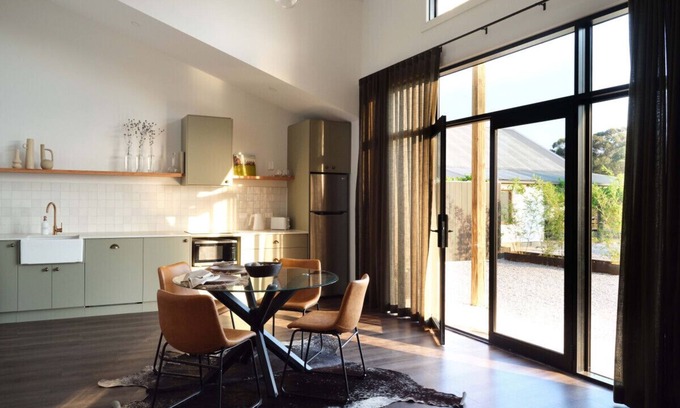 Bombira Villa | Shawwood Bottling Room - Luxury Mudgee Farm Accommodation, Newly built with space, spectacular views, sensational sunsets, close to town and wineries