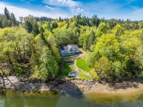 Shelton House | Shelton Waterfront, Fire pit, Hot tub, Game, Beach