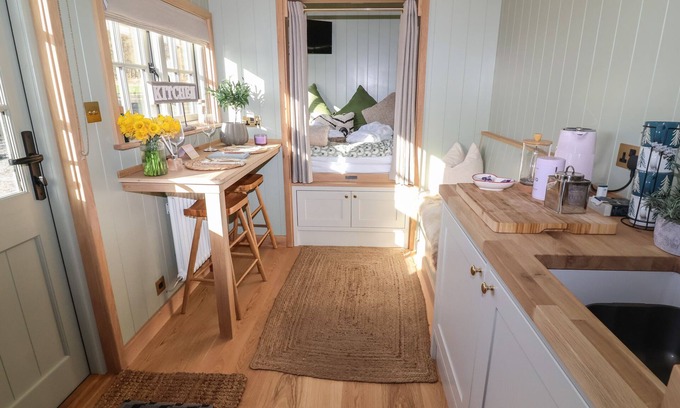 Ripley Cottage | SHEPHERD HUT 1, pet friendly, with open fire in Pateley Bridge
