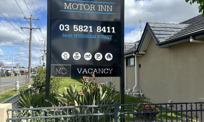 Shepparton Hotel | SHEPPARTON MOTOR INN Tudor House Motel