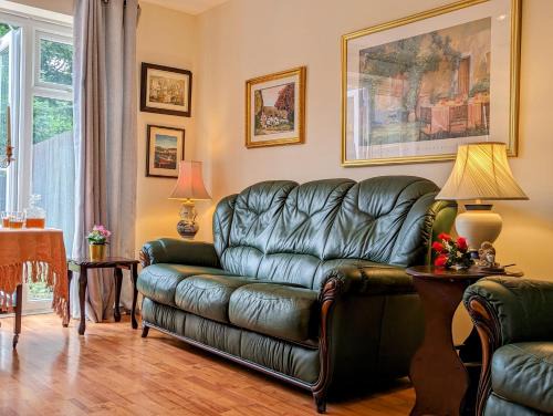 Church Gresley House | Sherlock's House -Moray Entire house Two bedroom 5 beds Private free parking & WiFi Flat TV Garden Shops