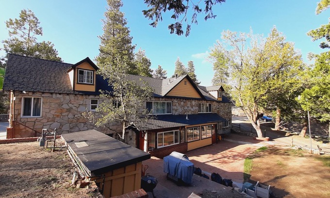 Running Springs Hotel | Sherwood Arms Motel