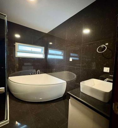 Malabanias Apartment | Sheryll Escapes - La Grande Poolside 1 BR with Bathtub, WiFi & Netflix
