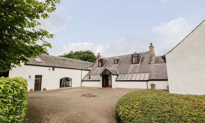 Falkirk Cottage | SHIELDHILL FARM HOUSE, pet friendly, with hot tub in Falkirk