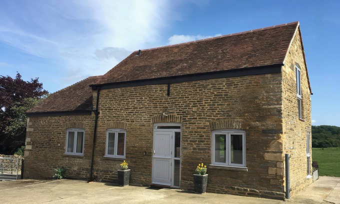 Sturminster Newton Cottage | SHIRES REST, pet friendly, with hot tub in Sturminster Newton