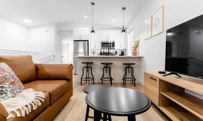 St. James House | *Shop & Dine | Free Parking | 7 min to Airport*