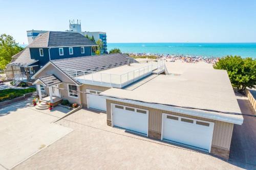 Grand Bend House | Shoreline Palace - 6 Bed, 3 Bath, Beachfront, Swim spa, Pool table