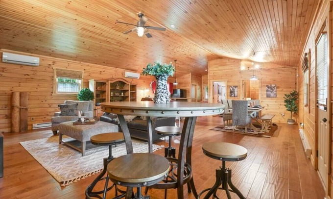 Fairfield Beach Cabin | Shoreline Shadows Log Cabin + Hot Tub!