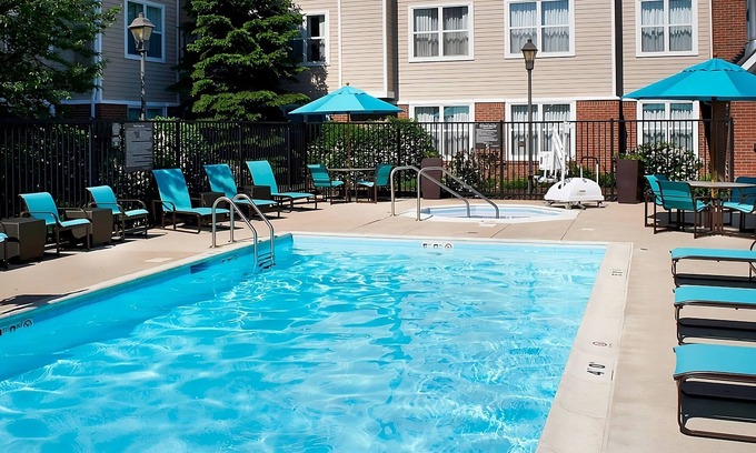 Waukegan Apartment | Short Drive to Independence Grove Forest Preserve! Free Breakfast, Outdoor Pool
