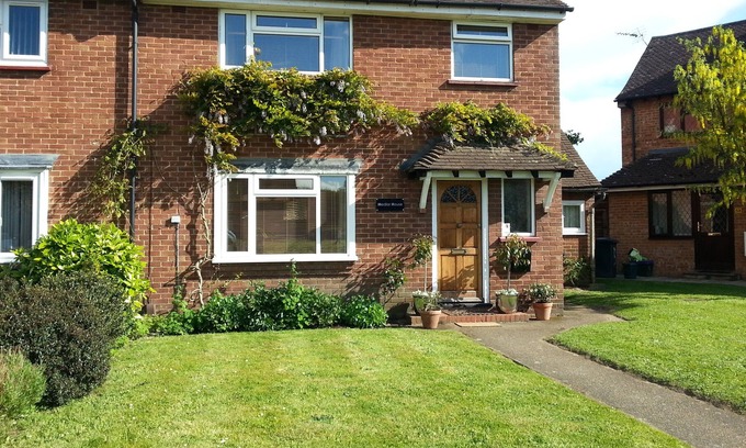 Guildford House | Short or long term, group holiday stays in Guildford. Easy access, free parking