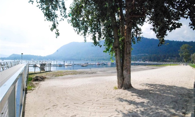 Sicamous House | SHUSWAP SUN, SAND, SURF AND SLEDDING!