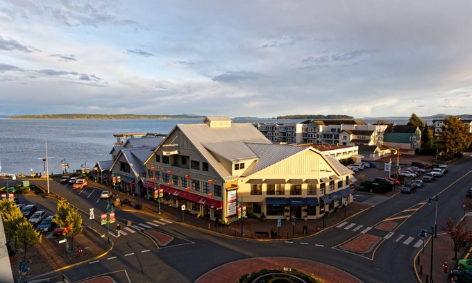 Booktown Condo | Sidney BC - Amazing Ocean-view Snowbird Seasonal - 4 Months Minimum !