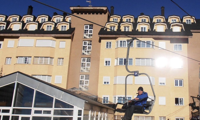 Pradollano Apartment | Sierra Nevada Apartament: along the chair lift, sunny, with a swimming pool