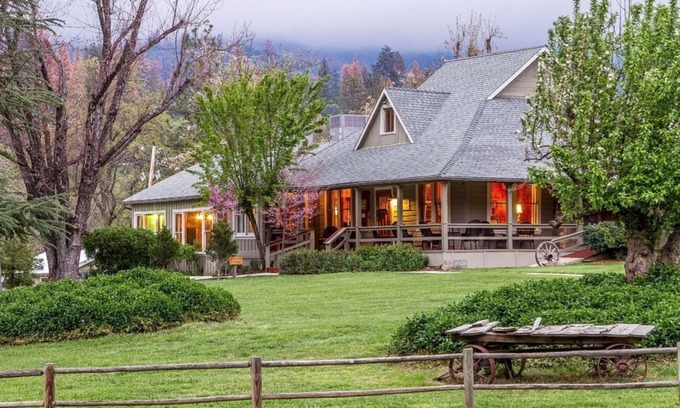 Yosemite Forks Hotel | Sierra Sky Ranch