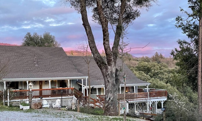 Ahwahnee Cabin | Sierra Suite - Spacious 2 queen suite with amazing views - Sierra Mountain Lodge