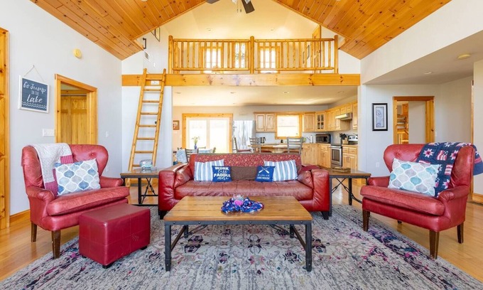 Pittsfield House | Silver Lake Cabin w/Own Lake near Cooperstown