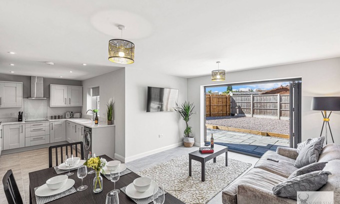 Ashby-de-la-Zouch House | Silver Stag, Glamorous 5 BR House