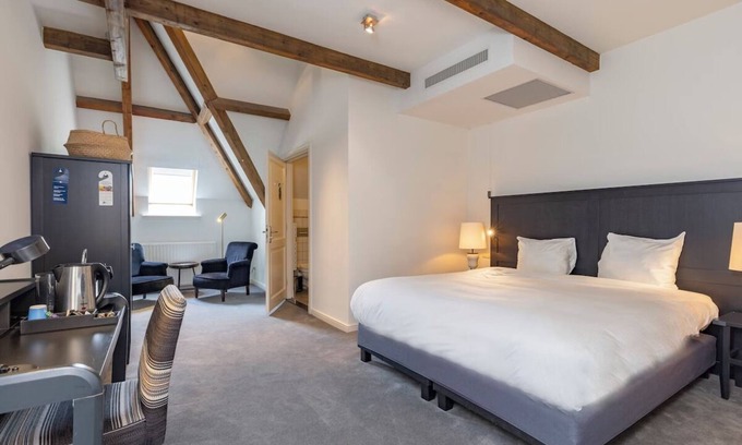 Baarlo Hotel | Simple Countryside Stay with Bike Access! Free Paking and Onsite Dining!
