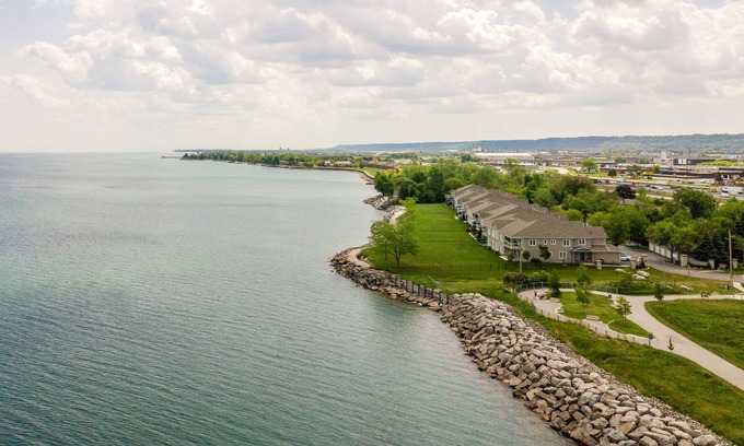 Stoney Creek House | Simply Comfort. UV Disinfec Townhouse Lake Ontario.Free parkingGym