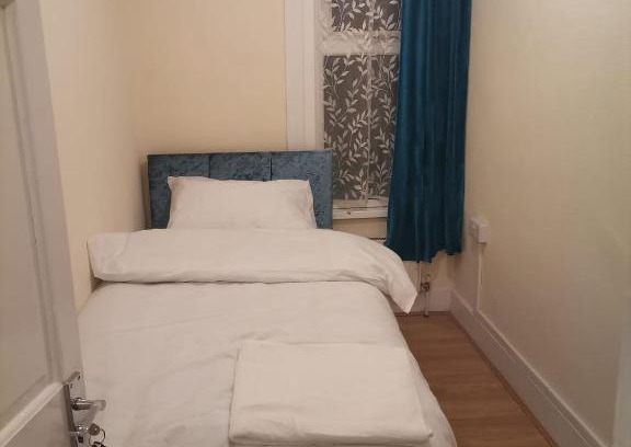 Goodmayes House | Single Bedroom near London Seven Kings Train Station