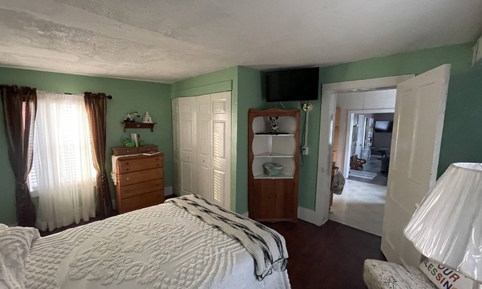 Jonesville Apartment | Single bedroom upstairs apartment close to Hillsdale College