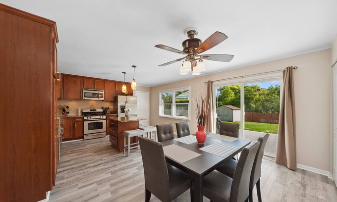 Schaumburg House | Single Family home in Schaumburg, IL 3 bed/2 full baths/fully fenced backyard