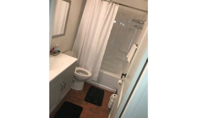 Barberton House | Single Family Residence Inn