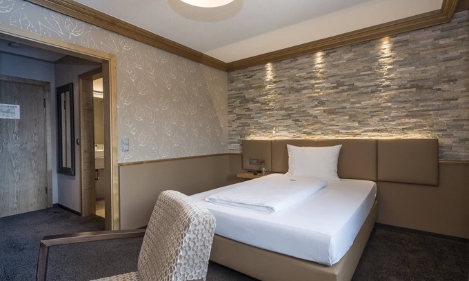 Donzdorf Apartment | Single room comfort with shower and WC