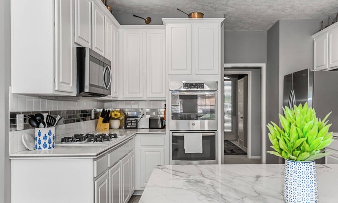 Friendswood House | Single story 4 Bedroom estate. POOL villa in Friendswood + 3 car garage