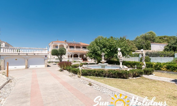 Sant Salvador Villa | Singular Paradis villa with private pool 400m from the beach