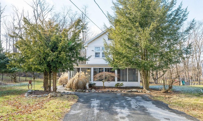 Warwick Cottage | SIP, STAY & EXPLORE! MINUTES AWAY FROM WINERIES, GREENWOOD LAKE & HIKING TRAILS
