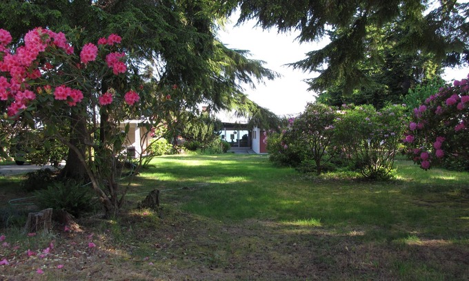 Port Angeles East House | Sit back and enjoy the spectacular view above the Strait of Juan de Fuca