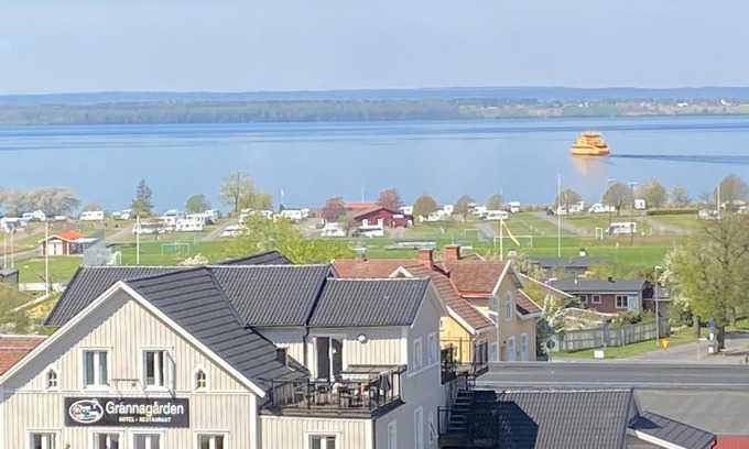Granna Apartment | Sjöbrinken -Nyrenoverad lägenhet i centrala Gränna med utsikt över Vättern och hela Visingsö