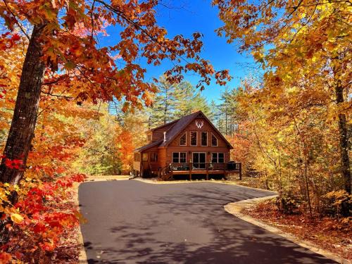 Bethel House | Ski Chalet 6 min to Sunday River - Hot Tub, Home Theater, Game Room, Fire Pit - Sleeps 12