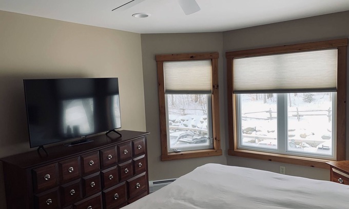 North Troy House | Ski Chalet (Ski-in/Ski-out)
