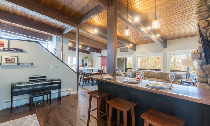 Grantham House | Ski Chalet-Style Home with Hot Tub Spa, Eastman Community