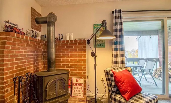 East Burke Condo | Ski-in Condo on Mountain Woodstove/Hot Tub Access