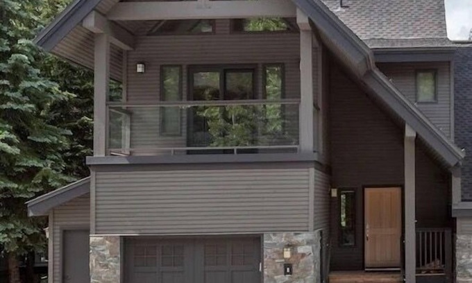 Upper Village House | Ski ~In~/Out Townhouse-Whistler & Blackcomb-Sleeps 10- Hot Tub