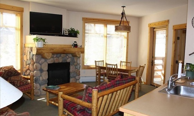 Copper Mountain Village Condo | Ski in/Ski Out, 2 BR/2 BA, *Sleeps 8*