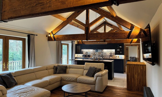 Winewall Cabin | Ski lodge style chalet with hot tub and sauna