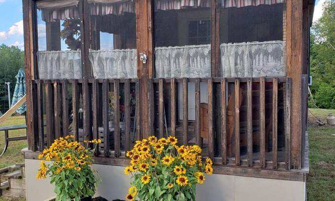 Athol Cabin | SKI, SKI, SKI! TINY HOUSE COZY!