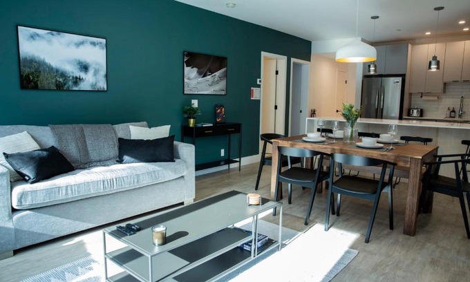 Revelstoke House | Ski & Tee Retreat Bright Three Bedroom and Hot Tub
