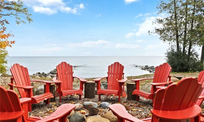 Meaford Cottage | Skipping Rock Cottages: Ultimate Lakeside Retreat