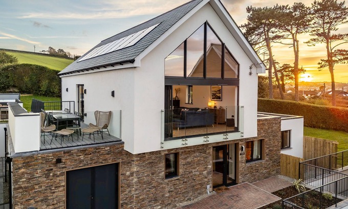 Instow House | Sky Blue - Four Bedroom House, Sleeps 8