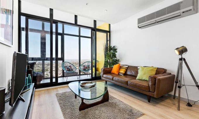Southbank Apartment | Sky High at Southbank Sprawling Views and Parking