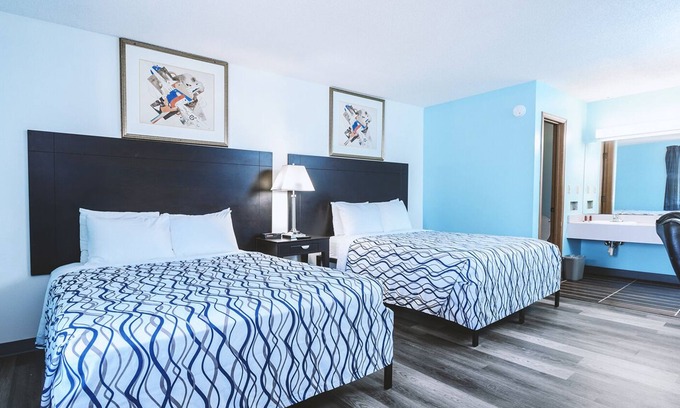 Wellington House | Sky Palace Inn & Suites Wellington - Deluxe 2 Queen Bed Non Smoking